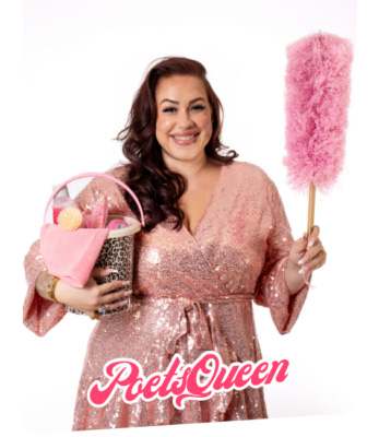 Vrouw in roze glitterjurk met schoonmaakspullen en plumeau.